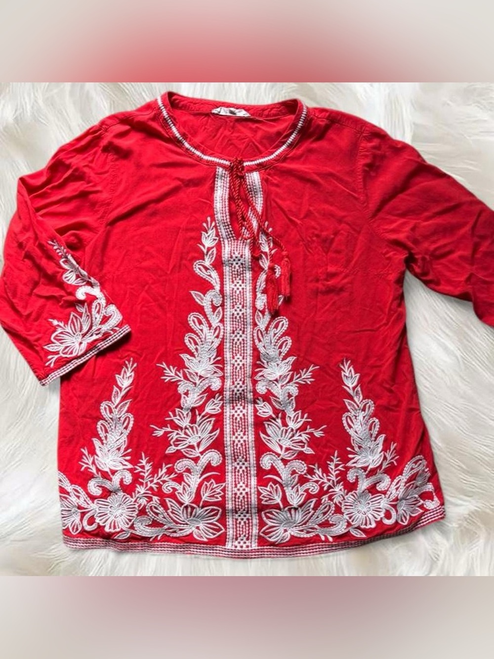 Women’s Solitaire Red Embroidered Women’s Tunic Top Size Medium